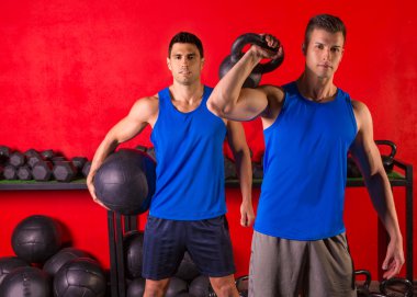kettlebell ve ağırlıklı topu egzersiz jimnastik salonu erkekler