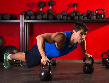 Kettlebells push-up insan gücü jimnastik salonu iş