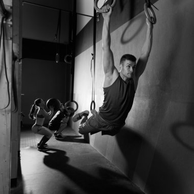 spor salonunda egzersiz sallanan kas ups halkalar adam