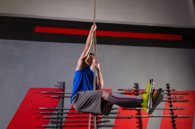 halat tırmanmaya egzersiz erkek egzersiz spor salonunda