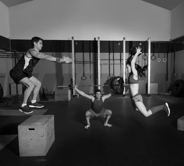 Gimnasio grupo entrenamiento barbells slam bolas y saltar — Foto de Stock