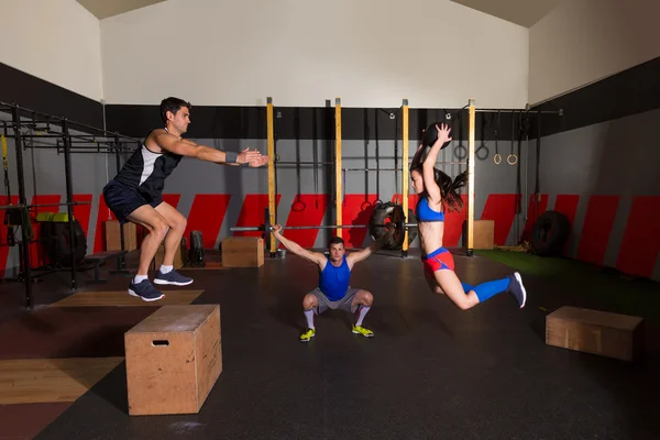 Fitnessstudio-Gruppe Workout Langhanteln schlagen Bälle und springen — Stockfoto