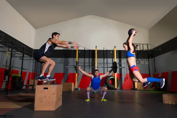 Gymnase groupe séance d'entraînement haltères claquer balles et sauter — Photo