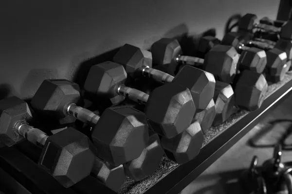 Dumbbells y Kettlebells gimnasio de entrenamiento con pesas — Foto de Stock
