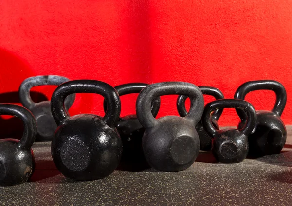 Kettlebells wagi w siłowni treningu — Zdjęcie stockowe