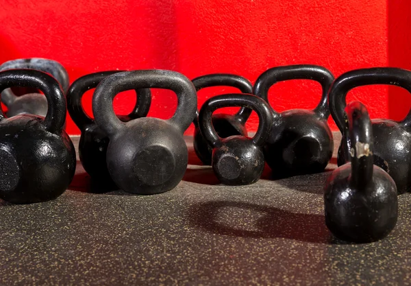 Kettlebells gewichten in een sportschool training — Stockfoto