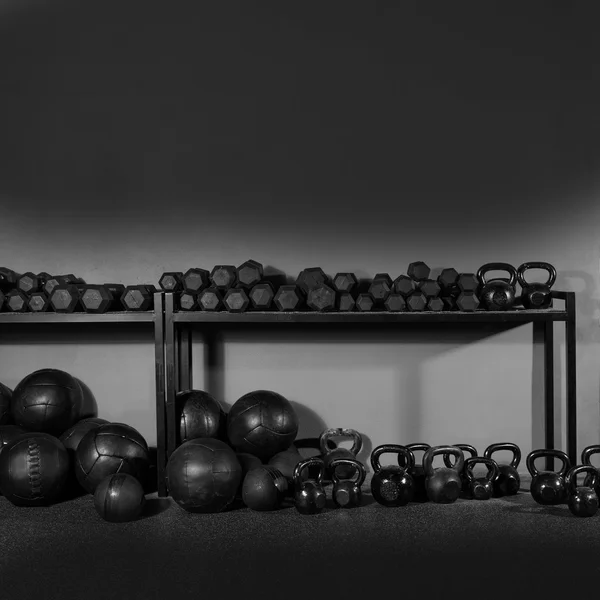 Kettlebell y mancuerna gimnasio de entrenamiento con pesas — Foto de Stock