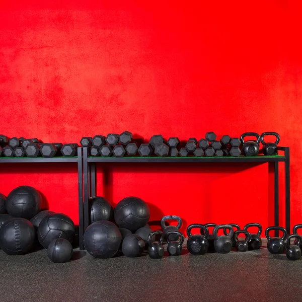 Kettlebell dumbbell ve spor salonunda ağırlıklı topları — Stok fotoğraf