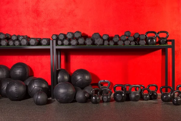 Гири гири и весомые мячи в спортзале — стоковое фото