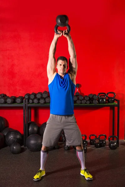 Kettlebell cvičení trénink muži v tělocvičně — Stock fotografie