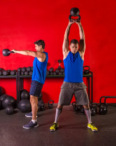 Kettlebell swingu cvičení výcvik skupina v tělocvičně — Stock fotografie