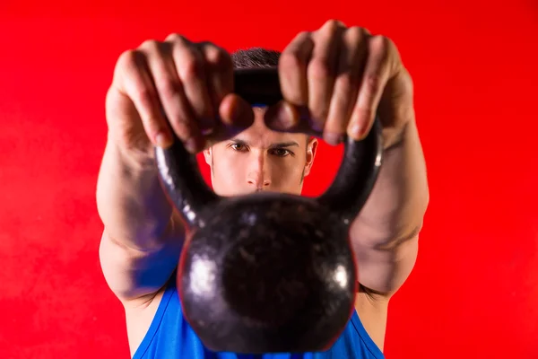 Kettlebell πορτρέτο άνθρωπος ψάχνει διαμέσου the χερούλι — Φωτογραφία Αρχείου