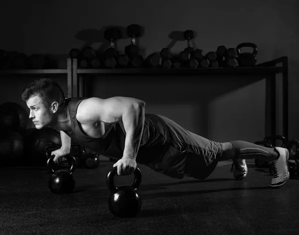 Kettlebells push-up hombre fuerza gimnasio entrenamiento —  Fotos de Stock