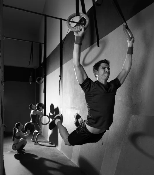 Músculo ups anéis homem balançando treino no ginásio — Fotografia de Stock