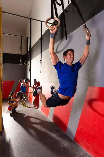 Músculo ups anéis homem balançando treino no ginásio — Fotografia de Stock