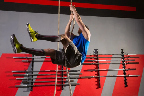 Corda Esercizio di arrampicata uomo allenamento in palestra — Foto Stock