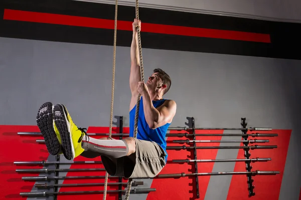 Halat tırmanmaya egzersiz erkek egzersiz spor salonunda — Stok fotoğraf