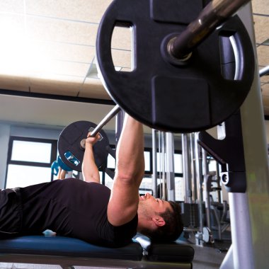 Bench press halter adam vasıl jimnastik salonu