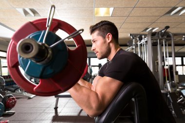 pazı vaiz tezgah arm curl egzersiz adam vasıl jimnastik salonu