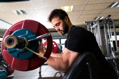 pazı vaiz tezgah arm curl egzersiz adam vasıl jimnastik salonu