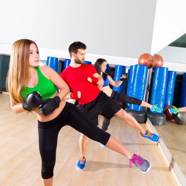 Eğitim spor salonunda boks aerobox grup düşük tekme