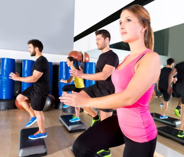 kardiyo adım dans grubu fitness jimnastik eğitimi