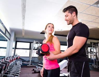 spor salonunda antrenör adam dumbbell kadınla