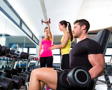 spor salonunda egzersiz fitness halter halter adama