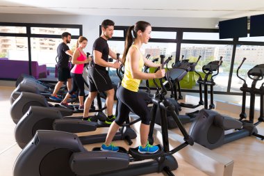 spor salonunda aerobik eliptik walker eğitmen grubu