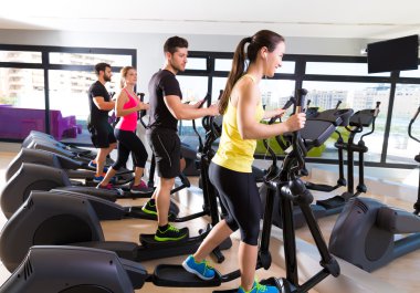spor salonunda aerobik eliptik walker eğitmen grubu