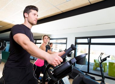 spor salonunda aerobik eliptik walker eğitmen grubu