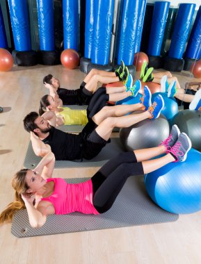 Eğitim grubu göbek fitness salonunda beyaz crunch