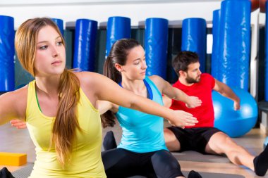 fitness salonunda egzersiz Pilates yoga eğitimi