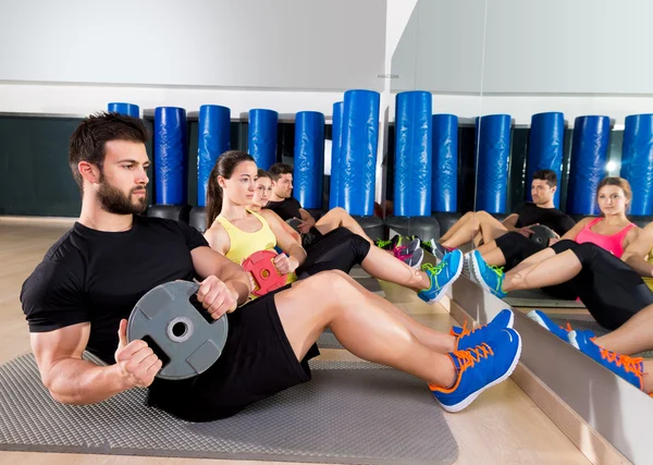 Buken plattan träningsgrupp core på gymmet — Stockfoto