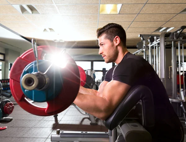 Bíceps pregador banco braço curl treino homem no ginásio — Fotografia de Stock