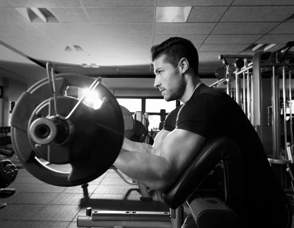 Bicipiti predicatore panca braccio ricciolo allenamento uomo in palestra — Foto Stock