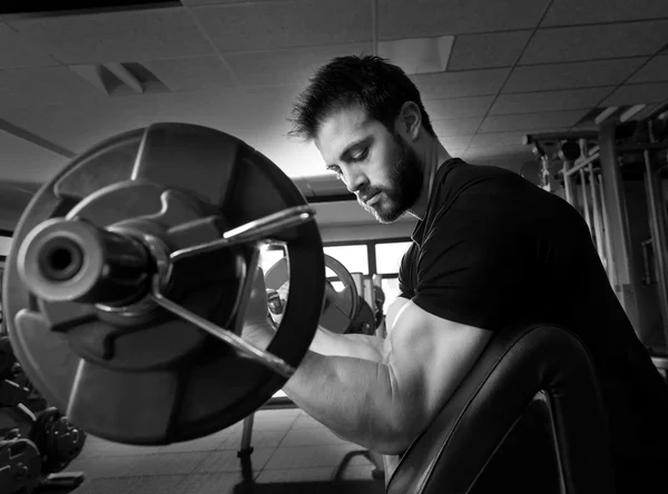 Bíceps predicador banco brazo rizo entrenamiento hombre en el gimnasio —  Fotos de Stock