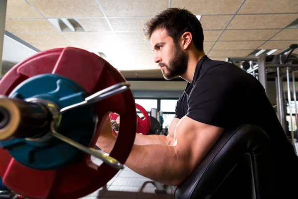 Bíceps predicador banco brazo rizo entrenamiento hombre en el gimnasio — Foto de Stock