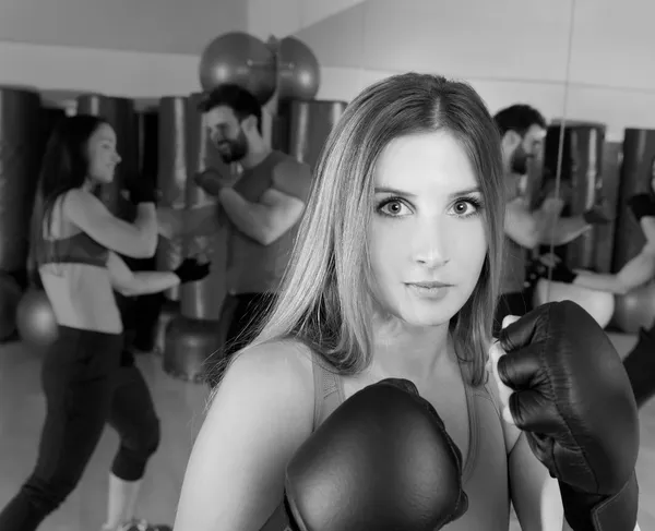 Πυγμαχία aerobox γυναίκα πορτρέτο στο γυμναστήριο — Φωτογραφία Αρχείου