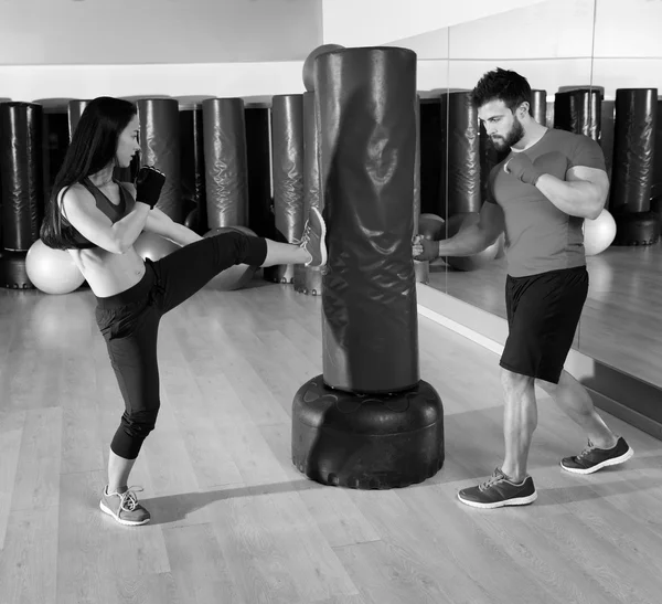 Boxning aerobox par utbildning på ftness gym — Stockfoto