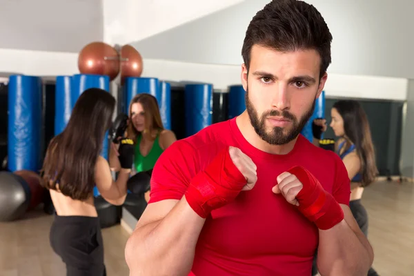 Boxning aerobox man porträtt i fitness gym — Stockfoto