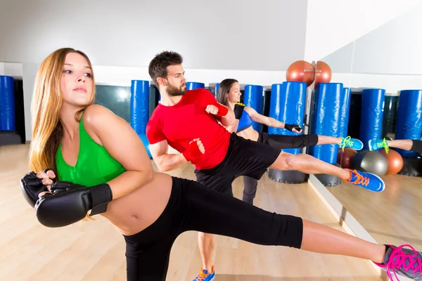 Boxe grupo aerobox treinamento de baixo chute no ginásio — Fotografia de Stock