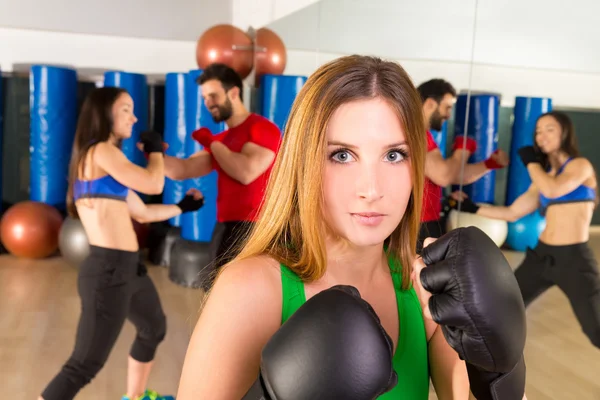 Boxe mulher aerobox retrato no ginásio fitness — Fotografia de Stock