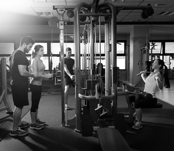 Sistema de polea por cable gimnasio entrenamiento fitness personas — Foto de Stock