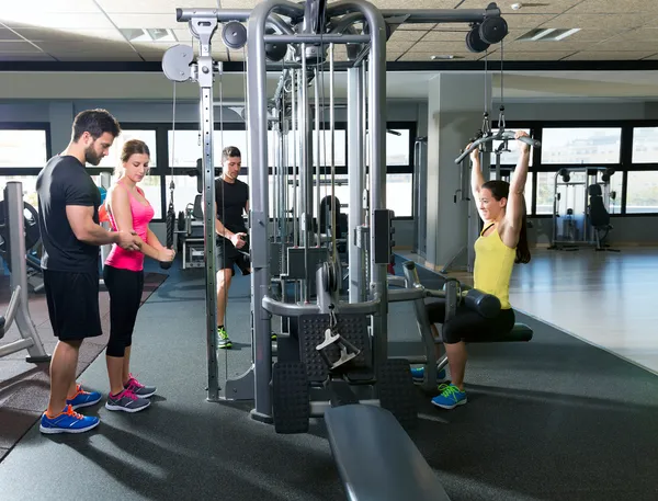 Sistema de polea por cable gimnasio entrenamiento fitness personas —  Fotos de Stock