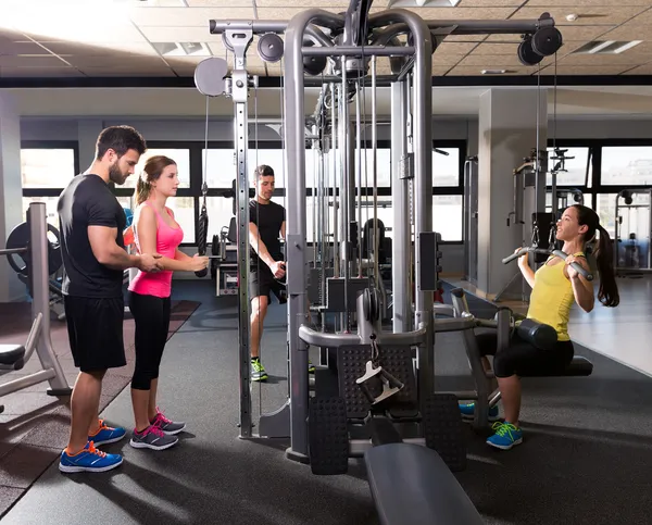 Kabel katrol systeem gym training fitness mensen — Stockfoto