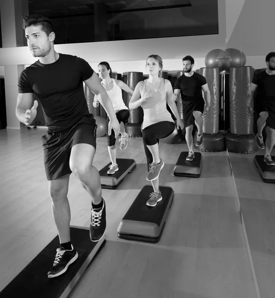 Grupo de dança Cardio Step no treinamento de fitness gym — Fotografia de Stock