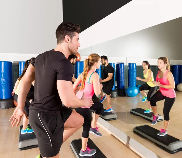 Grupo de dança Cardio Step no treinamento de fitness gym — Fotografia de Stock