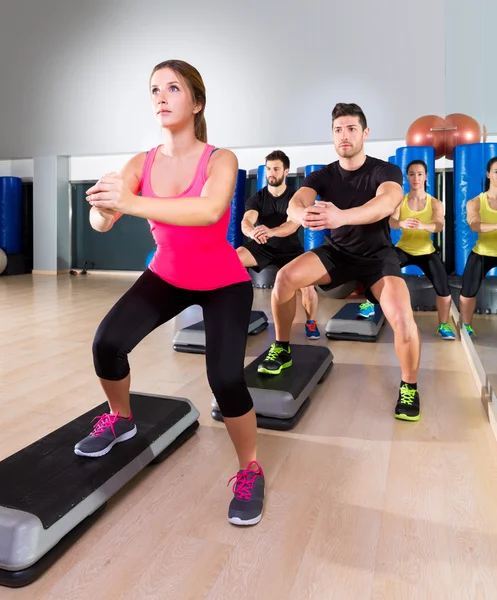 Cardio step dance squat groupe à la salle de fitness — Photo