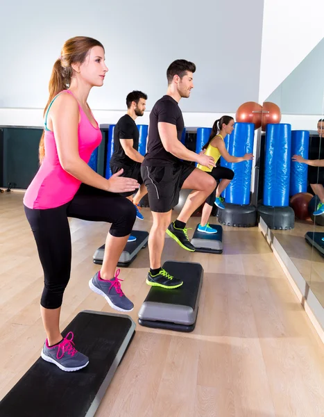 Grupo de dança Cardio Step no treinamento de fitness gym — Fotografia de Stock